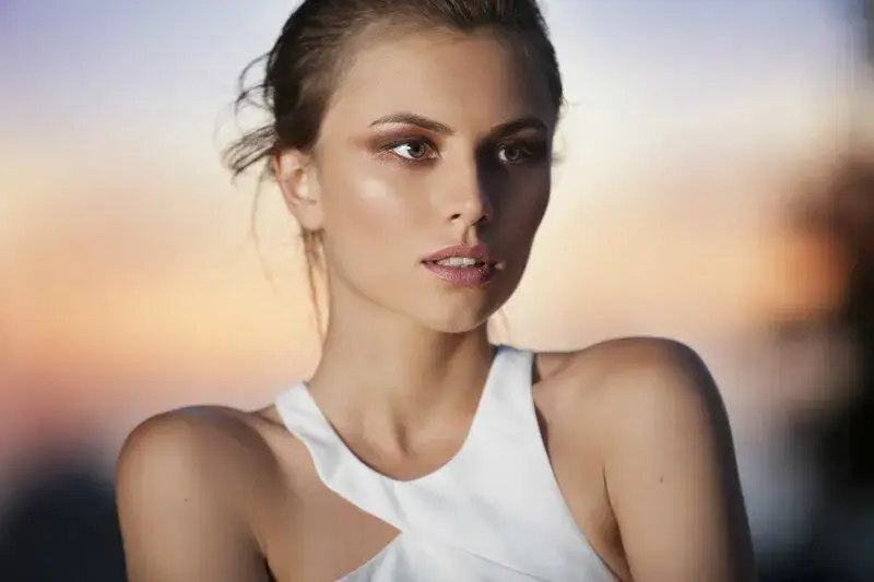 Modelo profesional posando al atardecer durante sesión de book fotográfico en exteriores en Madrid