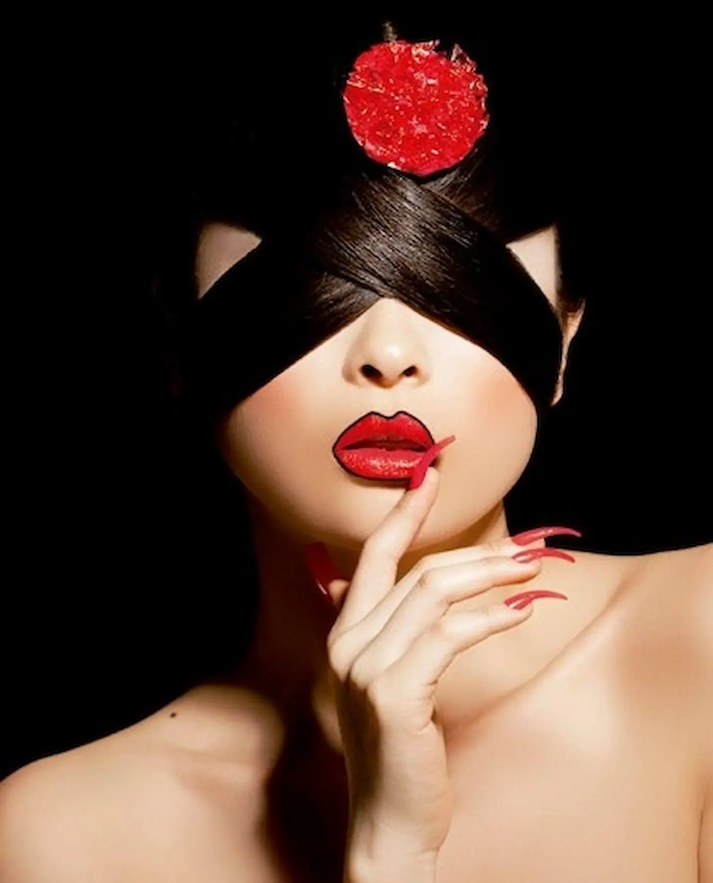 Editorial de belleza con maquillaje artístico realizada en estudio profesional en Madrid