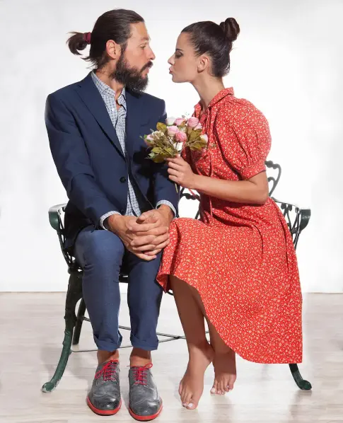 Sesión de fotos de pareja en Madrid realizada por Sara Iglesias en CUBO Estudio. Retrato natural y profesional para conservar recuerdos únicos.